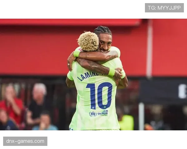 拉菲尼亚上演帽子戏法，闪耀全场助球队取胜